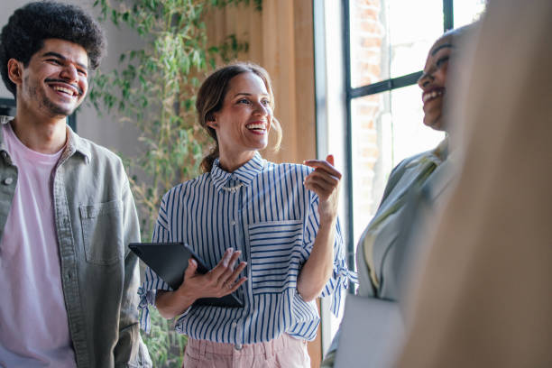 zróżnicowany zespół angażujący się w kreatywną burzę mózgów w nowoczesnym biurze - codzienne-ubranie zdjęcia i obrazy z banku zdjęć