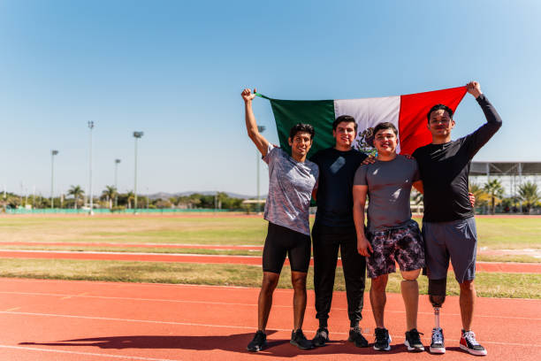 portrait d’athlètes tenant le drapeau mexicain sur une piste de sport - track and field 30s adult athlete photos et images de collection