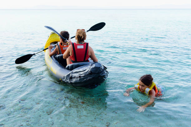 여름 휴가에 풍선 카약으로 즐거운 시간을 보내는 가족 - child inflatable raft lake family 뉴스 사진 이미지