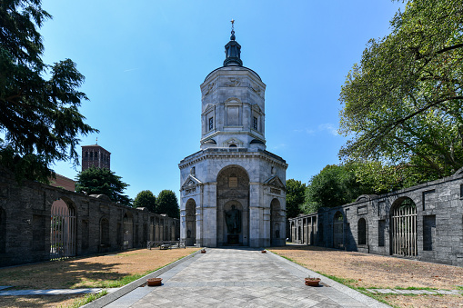 Temple of Victory, Tempio della Vittoria, it commemorates the citizens of Milan who died fighting for Italy during the First World War. Inscribed “to the Milanese who fell in war.”