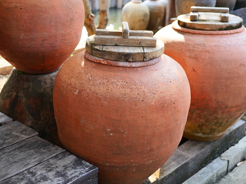 Made of terracotta, it is used to put water.