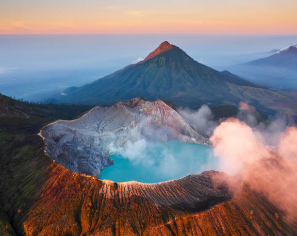 istock Kawah Ijen, Indonesia 2012159399
