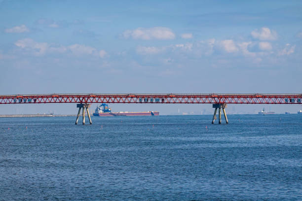 Approach lights for Runway B at Haneda Airport (Ota Ward, Tokyo) On a sunny day in February 2024, approach lights for Runway B at Haneda Airport seen from Keihinjima Tsubasa Park in Ota Ward, Tokyo. 飛行機 stock pictures, royalty-free photos & images