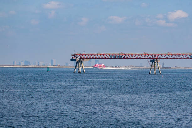 Approach lights for Runway B at Haneda Airport (Ota Ward, Tokyo) On a sunny day in February 2024, approach lights for Runway B at Haneda Airport seen from Keihinjima Tsubasa Park in Ota Ward, Tokyo. 飛行機 stock pictures, royalty-free photos & images