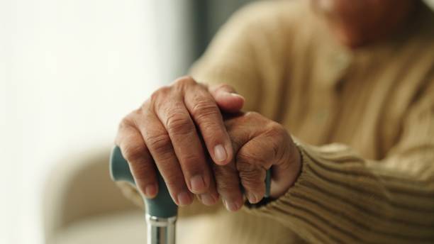 senioři používající vycházkovou hůl. - parkinsonova nemoc - stock snímky, obrázky a fotky