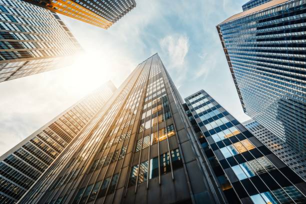 office skyscraper in new york city, manhattan - eksterior bangunan potret stok, foto, & gambar bebas royalti