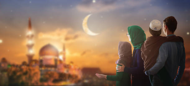 ramadan kareem greeting. family looking at mosque. - saudi arabia child ramadan offspring - fotografias e filmes do acervo