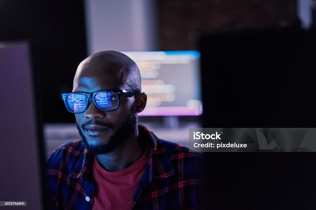 Cyber security, black man and code reflection in eyewear, hacking and software update in office. African American male employee, programmer or IT specialist with glasses, focus and cloud computing - Royalty-free Kunstmatige intelligentie Stockfoto Cyber security, black man and code reflection in eyewear, hacking and software update in office. African American male employee, programmer or IT specialist with glasses, focus and cloud computing - Royalty-free Kunstmatige intelligentie Stockfoto