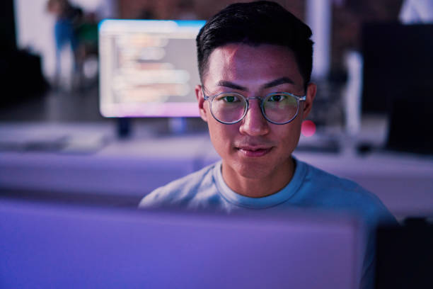 geschäftsmann, computer oder programmiercode im nachtbüro für softwareentwicklung, cybersicherheit oder datenbanksicherheit. asiatischer programmierer, entwickler oder ingenieur über technologie für web 3.0 coding im dunkeln - big data stock-fotos und bilder