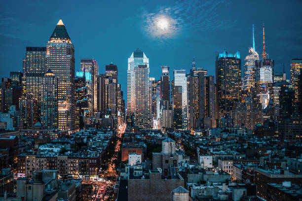 new york, manhattan au clair de lune - manhattan skyline downtown district night photos et images de collection
