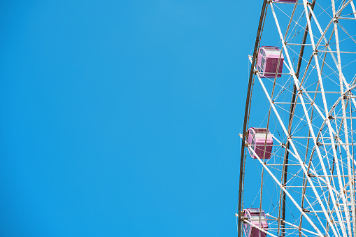 Ferris wheel under blue sky and white clouds，Ferris wheel，Ferris wheel in the amusement park