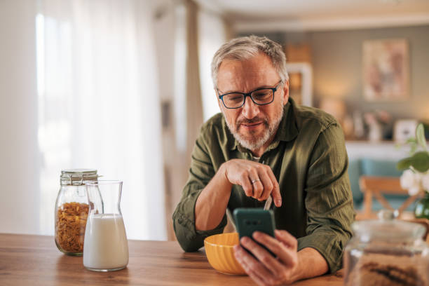 istock routine, surfing the Internet, reading online portals 2012911464