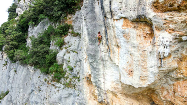 climber in finale ligure cliffs, italy - climbing rock climbing rock mountain climbing imagens e fotografias de stock
