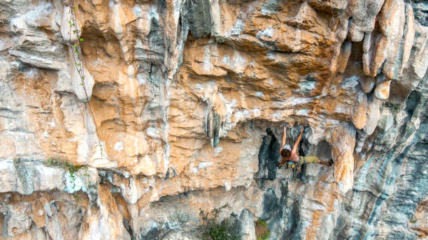 climber in finale ligure cliffs, italy - climbing rock climbing rock mountain climbing imagens e fotografias de stock