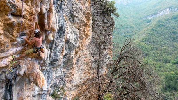 climber in finale ligure cliffs, italy - climbing rock climbing rock mountain climbing imagens e fotografias de stock