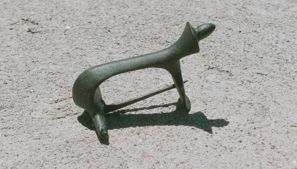roman bronze fibula - ancient past antique close up zdjęcia i obrazy z banku zdjęć