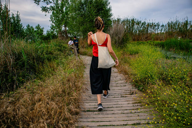 tourist travelling and discovering alone - crc 32 zdjęcia i obrazy z banku zdjęć