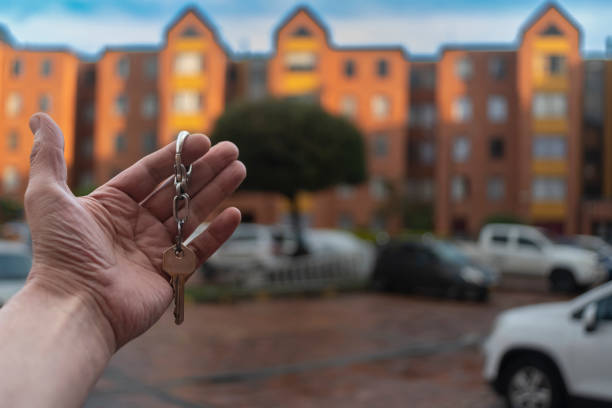 immobilienmakler, wohnung, eigentumswohnung, übergabe der hausschlüssel an den eigentümer - geplante wohnsiedlung stock-fotos und bilder