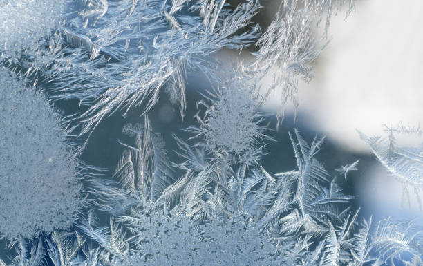 frost crystal on window glass in winter season - frosted glass glass textured crystal foto e immagini stock