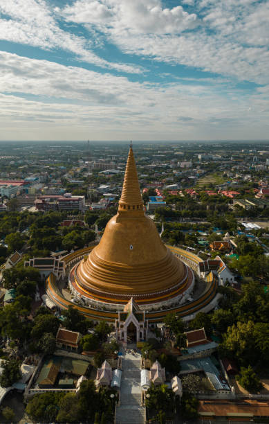 태국 사원 파고다 나콘빠톰 불교 - kanchanaburi province sky cemetery thailand 뉴스 사진 이미지