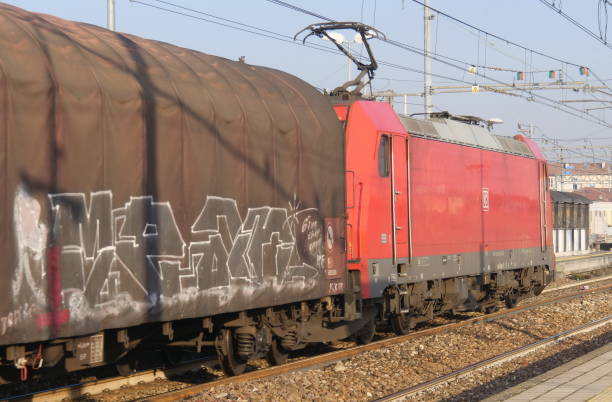 stazione centrale di treviglio - transitor foto e immagini stock