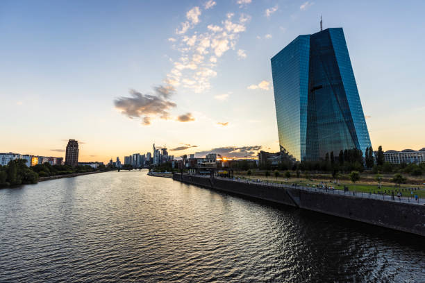 istock Bank in Frankfurt 2014680012