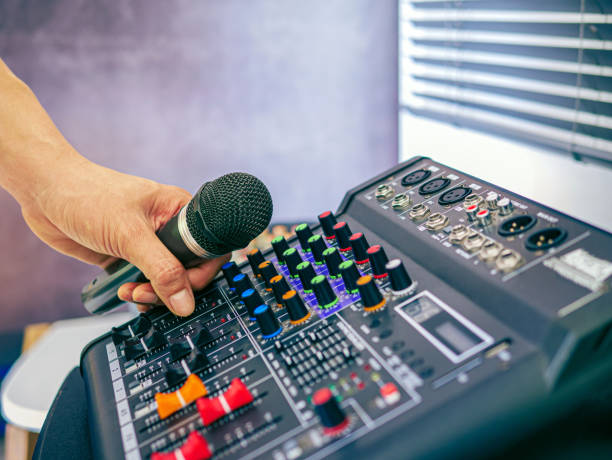 hand sound engineer  holding microphone on sound mixer in live broadcasting studio producer for sound record control system production and audio equipment and music instrument - recording studio sound recording equipment record interconnect photos et images de collection