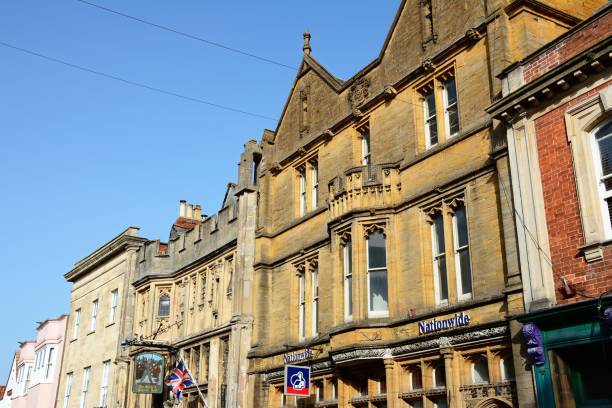 edifici di high street, glastonbury. - nationwide foto e immagini stock