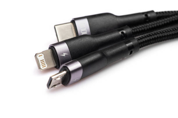 trois types de câbles périphériques : connecteurs pour la charge ou les données. - computer peripheral photos photos et images de collection
