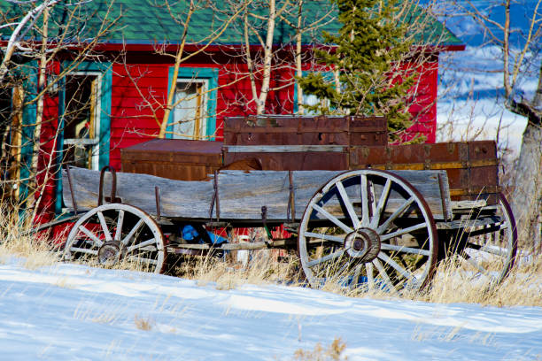 Old Wooden Wagon, Como, Colorado (USA) Como, Colorado, USA - February 12, 2024: An old wooden wagon sits in the yard of a home in the historic town of Como, a former coal mining and railway center during the late 1800s. covered wagon horse cart snow winter stock pictures, royalty-free photos & images