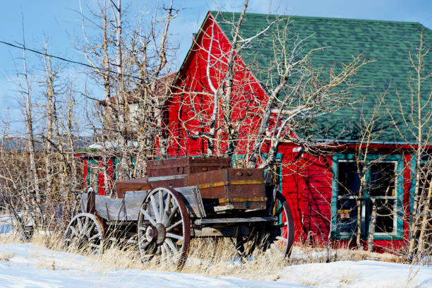 Old Wooden Wagon, Como, Colorado (USA) Como, Colorado, USA - February 12, 2024: An old wooden wagon sits in the yard of a home in the historic town of Como, a former coal mining and railway center during the late 1800s. covered wagon horse cart snow winter stock pictures, royalty-free photos & images