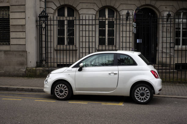 profile view of white fiat 500 parked in the street - cinquecento zdjęcia i obrazy z banku zdjęć