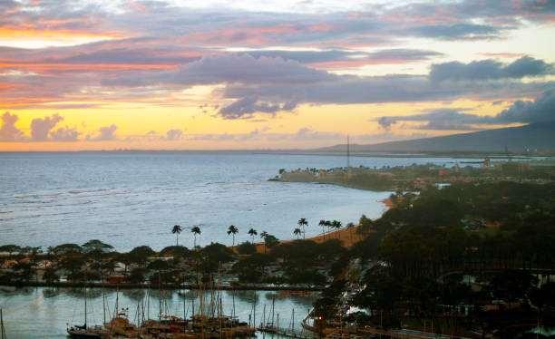 ホノルル、オアフ島、ハワイ、アメリカ合衆国の眺め - coral water sunset usa ストックフォトと画像