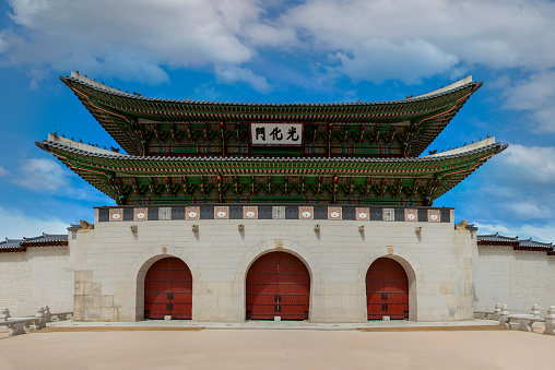 Main entrance gate to the Gyeongbokgung Palace in Seoul 서울, South Korea.