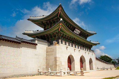 Main entrance gate to the Gyeongbokgung Palace in Seoul 서울, South Korea.