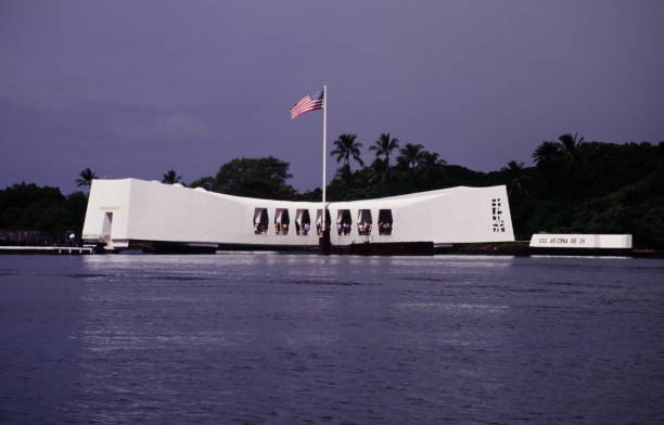 Vista do memorial histórico nacional USS Arizona BB 39 em Pearl Harbor HONOLULU, HAVAÍ, EUA durante o início da década de 1990 - foto de acervo