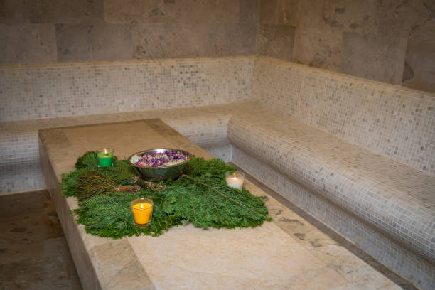 On the table in the hammam there are fragrant bath brooms, symbolizing the ritual of rejuvenating and relaxing care. Their aroma and aesthetics give the atmosphere a special charm.