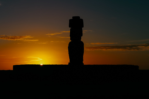 Atardecer en Rapa Nui. Moais en contraste con la puesta de sol.