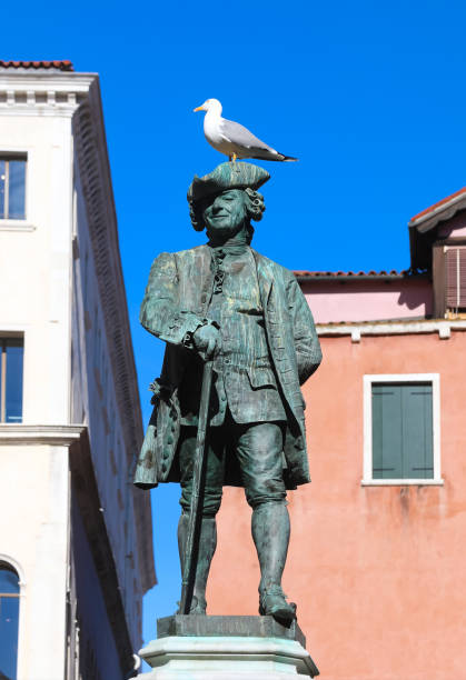 statue des berühmten venezianischen schriftstellers carlo goldoni mit einer möwe auf dem kopf - carlo goldoni stock-fotos und bilder