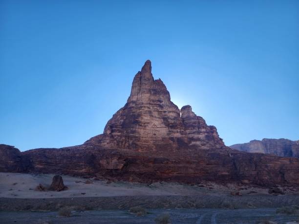 alula ist ein reicher wandteppich voller wunder, von majestätischen wanderungen durch wunderschöne naturlandschaften bis hin zu einer kunstszene, die sich von der altstadt bis zu den schluchten erstreckt, und dem nervenkitzel eines blühenden abenteuerze - the thrills stock-fotos und bilder