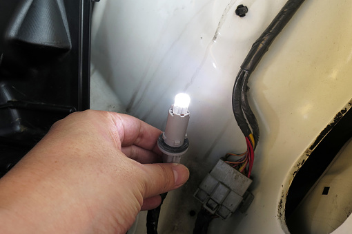[Automotive maintenance] The LED bulb of the vehicle side light is emitting light.