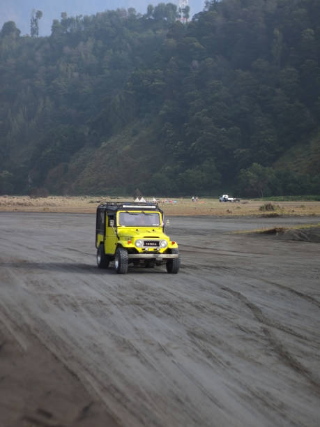 jeep service for sight seeing around bromo mountain tour - crossing east driving transportation zdjęcia i obrazy z banku zdjęć