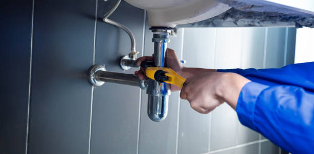 plumber fixing white sink pipe with adjustable wrench. - bathroom water pipe faucet sink foto e immagini stock