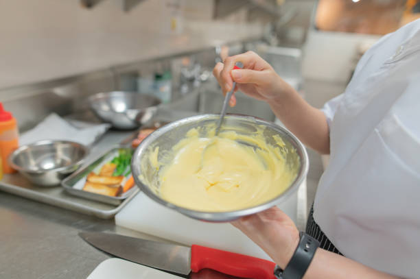 azjatycki uczeń gotowania robiący majonez - hygiene food chef trainee zdjęcia i obrazy z banku zdjęć