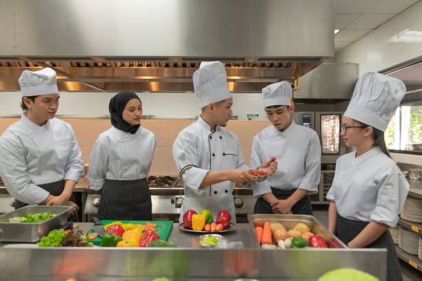 azjatycki kucharz uczy praktykanta kuchennego - hygiene food chef trainee zdjęcia i obrazy z banku zdjęć