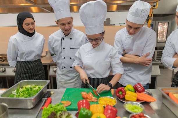 азиатский мужчина и женщина на кухне обучают кулинарному ученику - hygiene food chef trainee стоковые фото и изображения