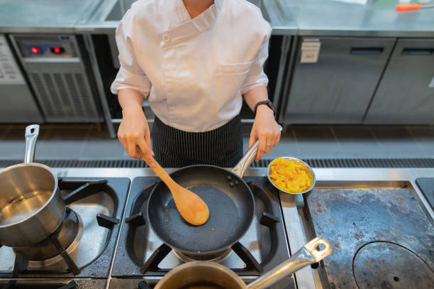 aprendiz de cocina asiática comienza a cocinar - hygiene food chef trainee fotografías e imágenes de stock