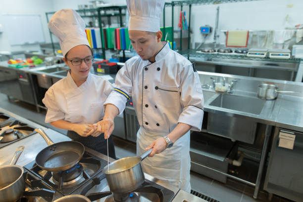 aprendiz de maestro de chef de escuela de cocina - hygiene food chef trainee fotografías e imágenes de stock