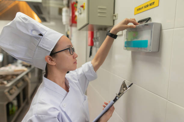 azjatycka praktykantka gotowania sprawdza przedmioty pierwszej pomocy - hygiene food chef trainee zdjęcia i obrazy z banku zdjęć