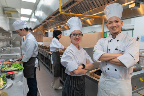 азиатский шеф-повар и ученик повара портретная фотография - hygiene food chef trainee стоковые фото и изображения